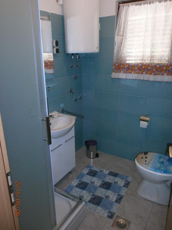 Appartamento Apartman Fox Pirovac Esterno foto
