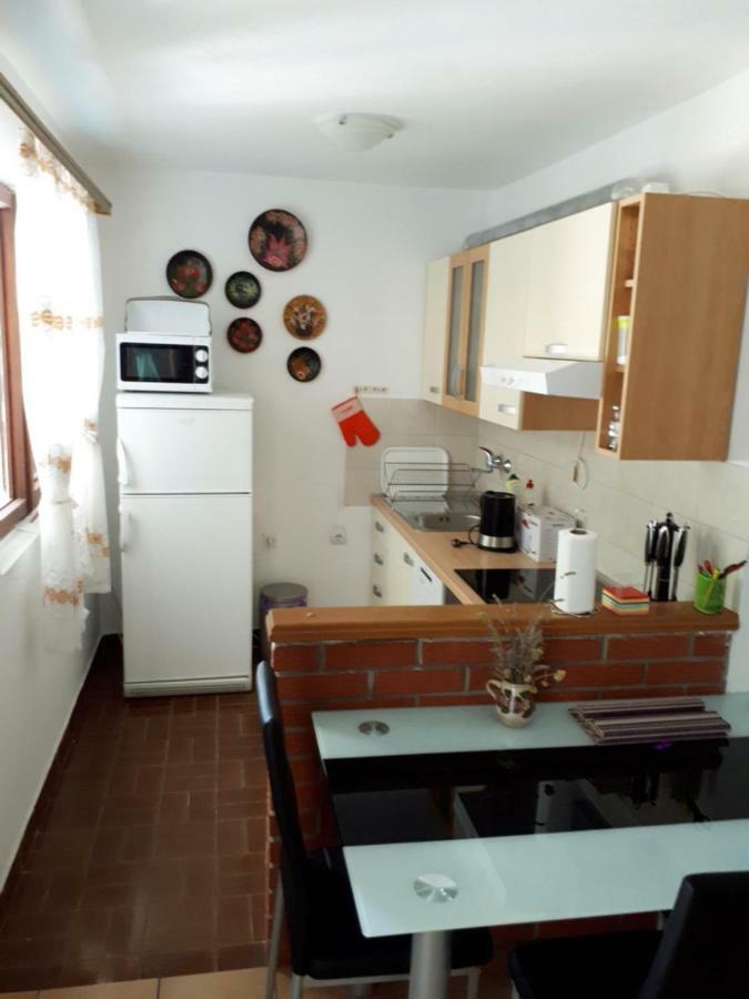 Appartamento Apartman Fox Pirovac Esterno foto