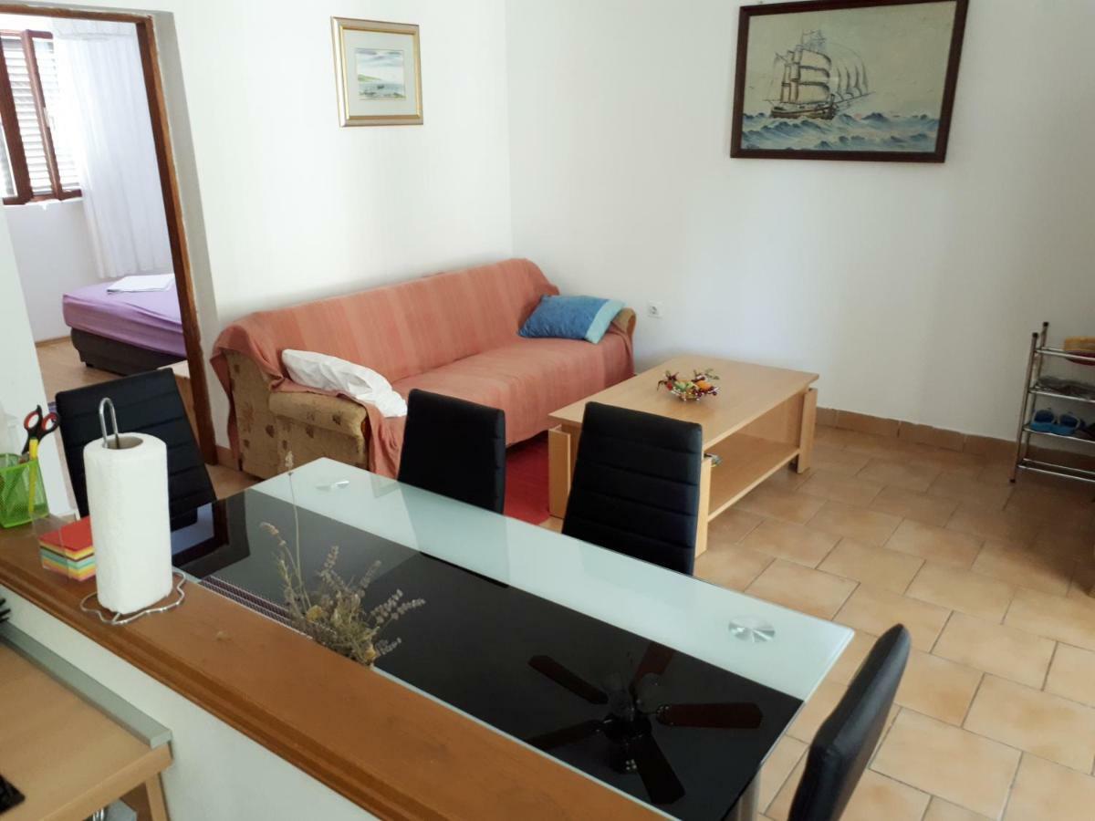 Appartamento Apartman Fox Pirovac Esterno foto
