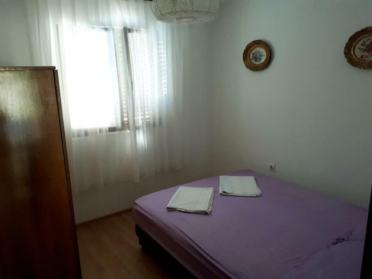 Appartamento Apartman Fox Pirovac Esterno foto
